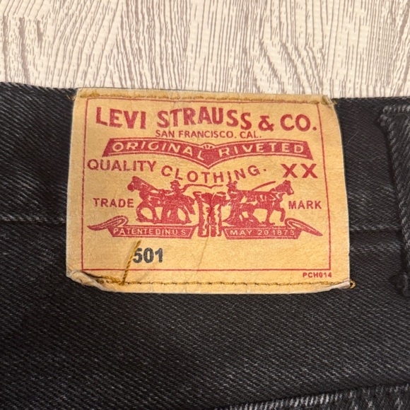 Levi's vintage 501s made in the USA Dark Wash Men's Straight Jeans - Picture 2 of 6